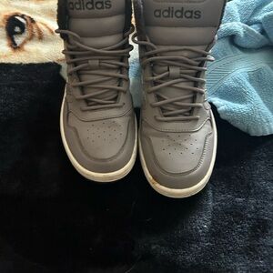 Selling a new pair of Adidas shoes they’re gray size 6.5